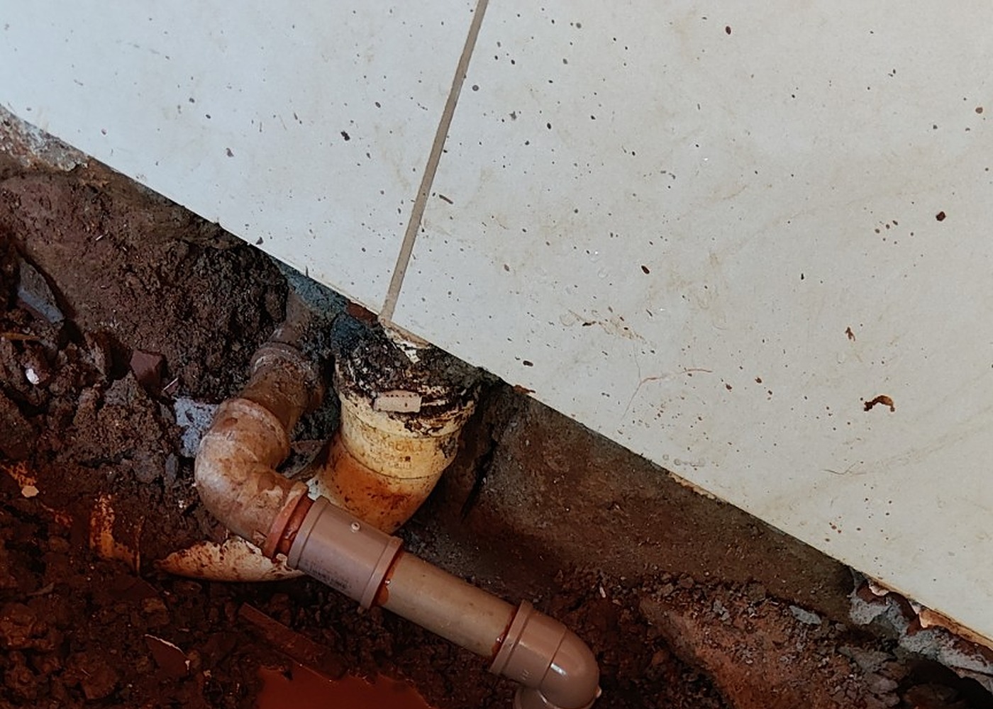 Tubulação reparada após localização do vazamento