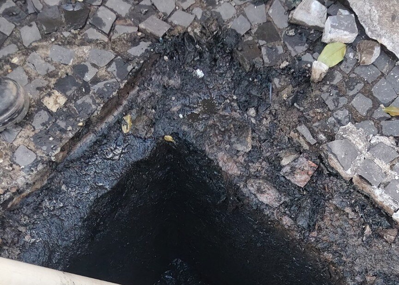 Caixa de inspeção durante serviço de desentupimento