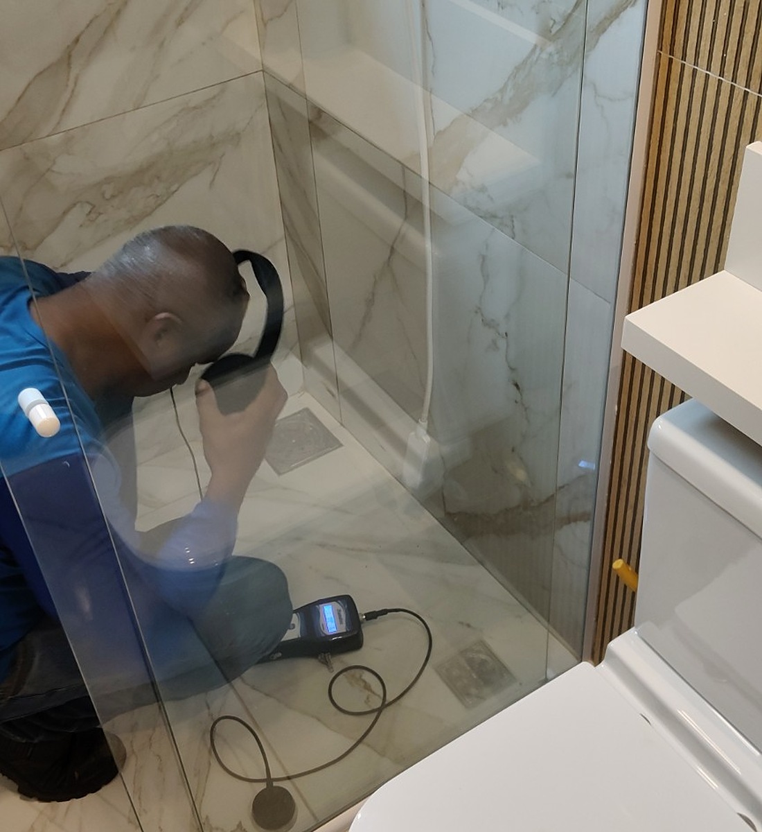 Profissional realizando uma localização de infiltração com equipamento