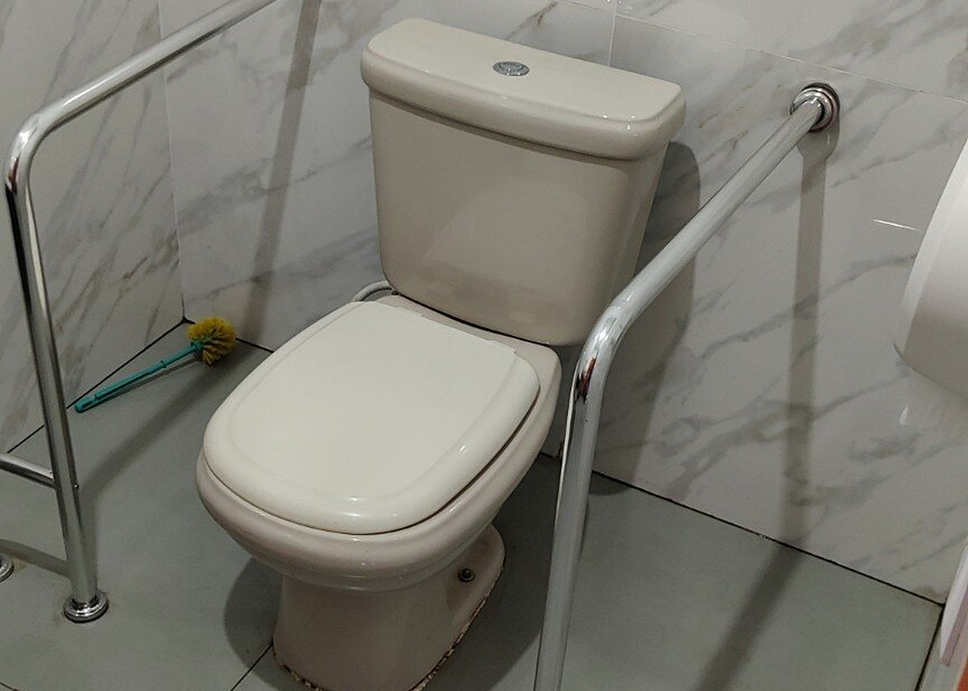 Vaso sanitário após reparo do mecanismo da caixa acoplada